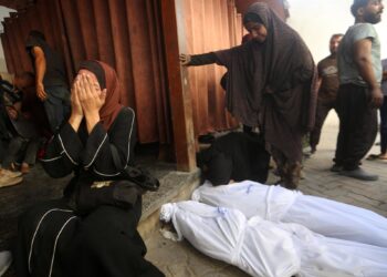Palestinos en el Hospital Al Ahli de la ciudad de Gaza junto a varios muertos por los ataques ejecutados por el Ejército de Israel contra la Franja de Gaza (archivo)Europa Press/Contacto/Omar Ashtawy