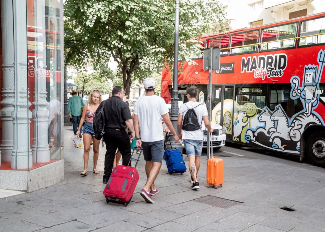 Archivo - Imagen de recursos de turistas en Madrid.Ricardo Rubio - Europa Press - Archivo