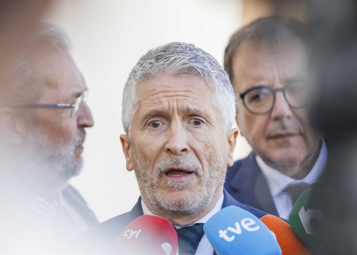 El ministro del Interior, Fernando Grande-Marlaska, atiende a los medios de comunicación en la celebración de La Mercede en el Centro Penitenciario de Segovia.NACHO VALVERDE-EUROPA PRESS