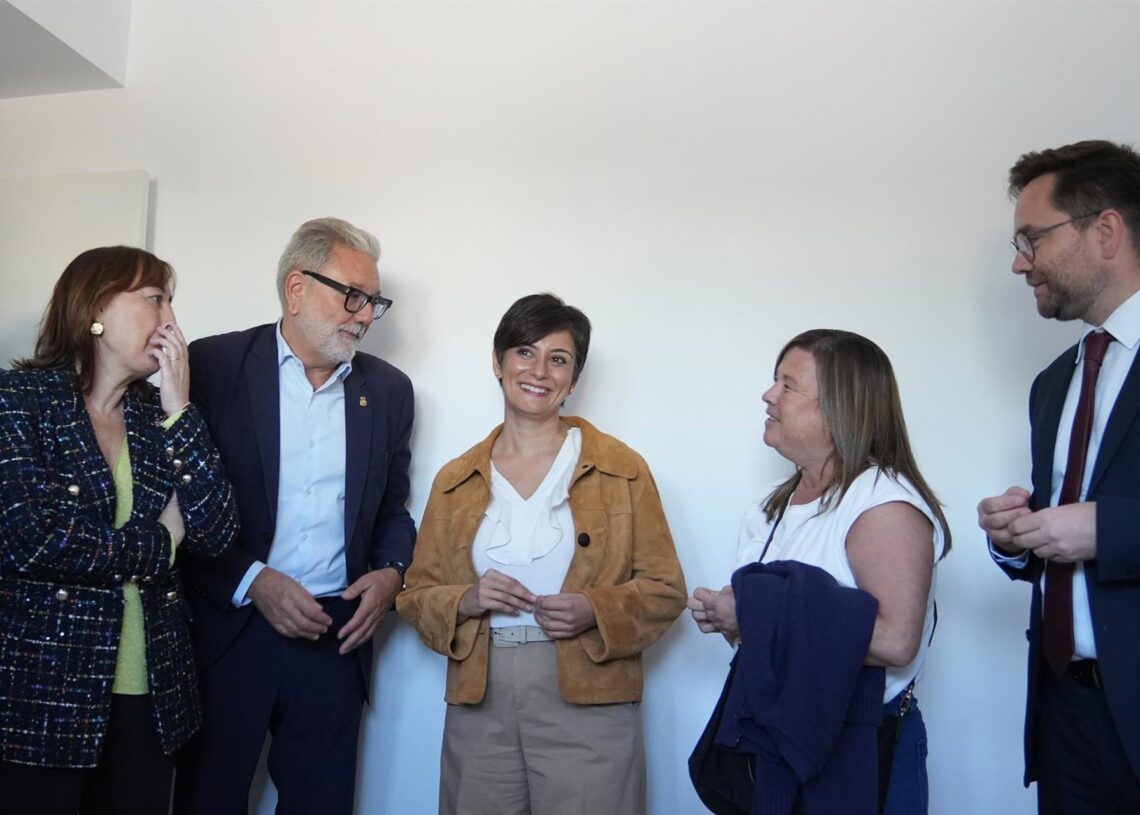 La ministra de Vivienda y Agenda Urbana, Isabel Rodríguez, y la consellera de Territorio, Vivienda y Transición Ecológica de la Generalitat de Catalunya, Sílvia Paneque, este jueves en Lleida.David Zorrakino - Europa Press