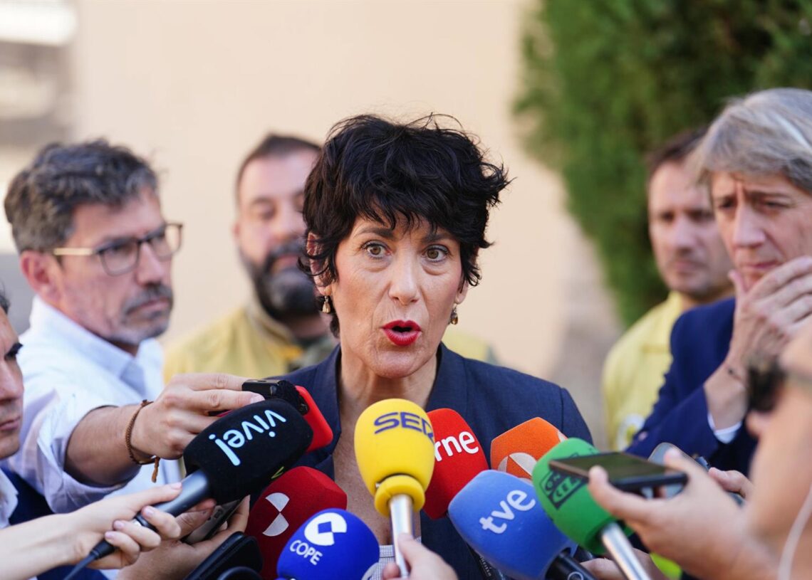La ministra de Inclusión, Seguridad Social y Migraciones, Elma Saiz, atiende a los medios de comunicación antes de una reunión con bomberos forestales, a 18 de septiembre de 2025, en Salamanca, Castilla y León (España). Manuel Ángel Laya - Europa Press