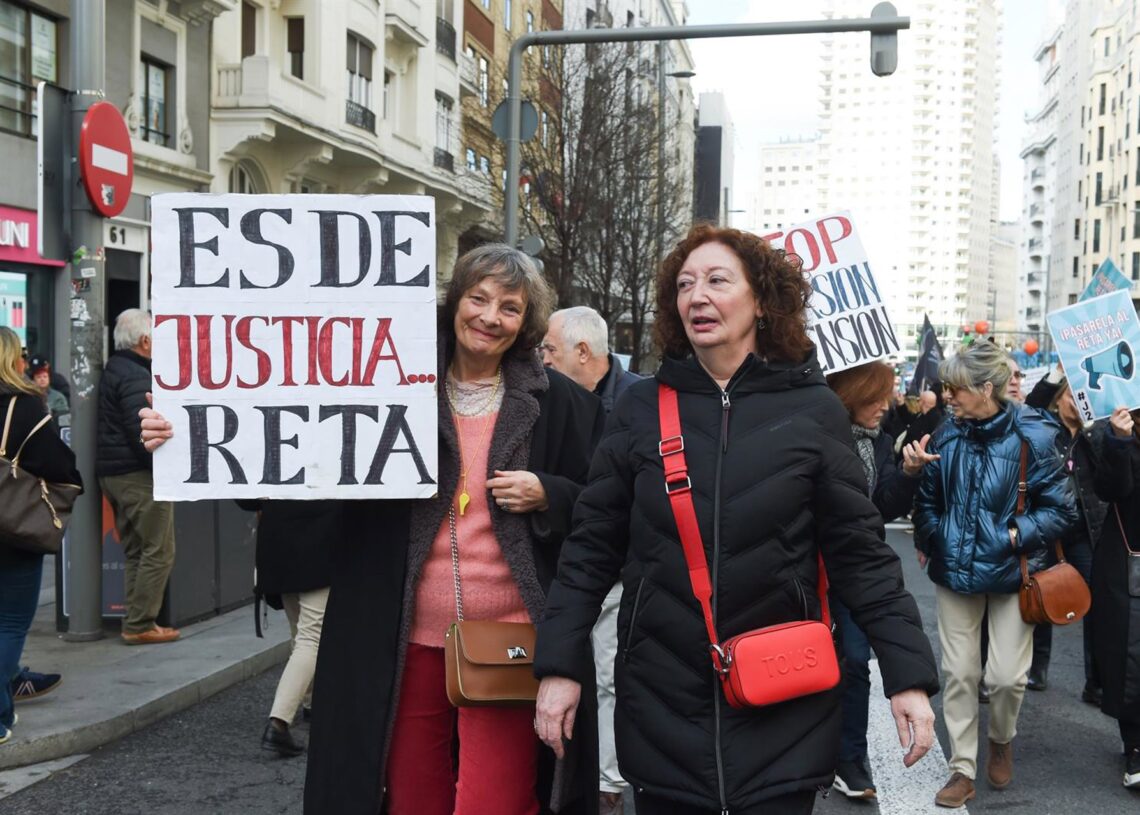Archivo - Varias personas durante una manifestación de abogados y procuradores mutualistas.Gustavo Valiente - Europa Press - Archivo