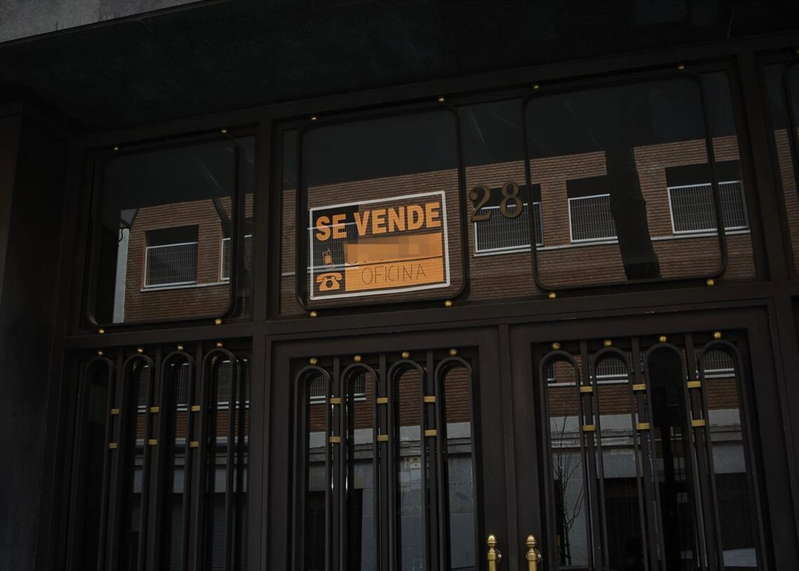 Archivo - Anuncio de una oficina en venta en el barrio de AlmagroJesús Hellín - Europa Press - Archivo