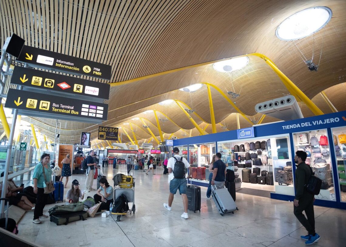 Archivo - Varias personas con maletas, en la terminal 4 del aeropuerto Adolfo Suárez Madrid-Barajas, a 24 de julio de 2025, en Madrid (España).  Eduardo Parra - Europa Press - Archivo