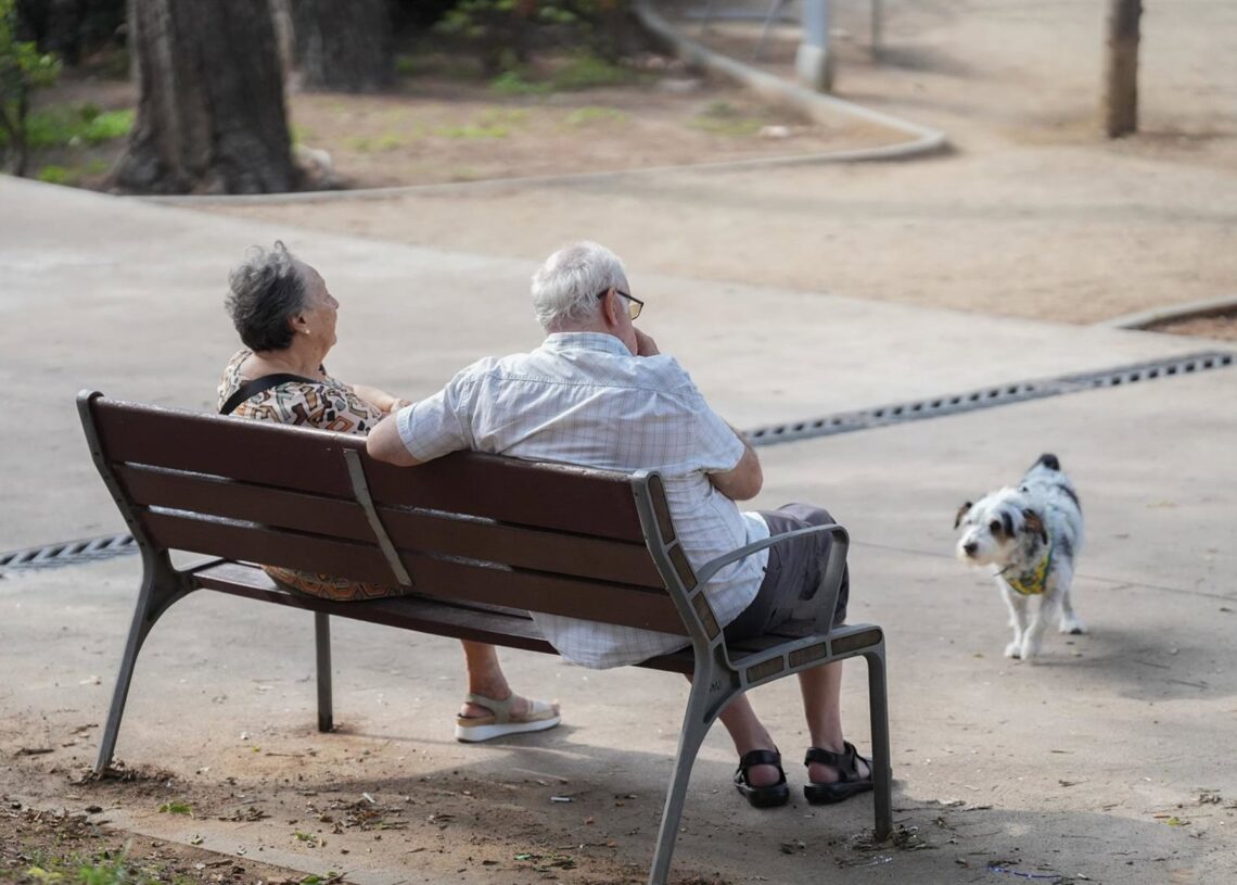 Dos pensionistas en un parque de Cataluña con su perroDavid Zorrakino - Europa Press