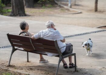 Dos pensionistas en un parque de Cataluña con su perroDavid Zorrakino - Europa Press