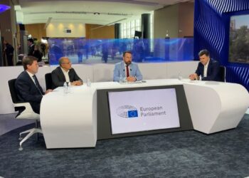 El director de Clean Energies en Moeve, Carlos Barrasa; el eurodiputado socialista Nicolás González Casares y el vicepresidente de Asuntos Corporativos y Relaciones Industriales en Yara International, Luc HaustermansMOEVE