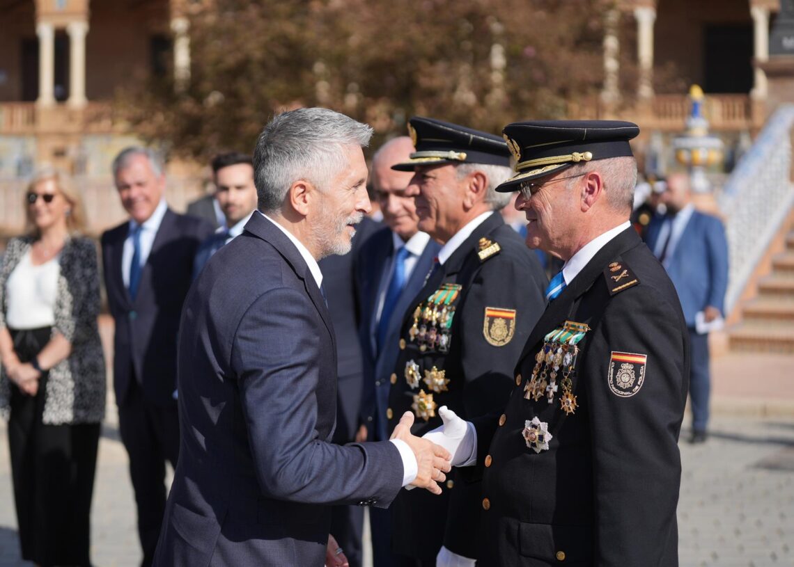 Archivo - El ministro del Interior, Fernando Grande-Marlaska, durante la imposición de condecoraciones de la Policía Nacional en SevillaMaría José López - Europa Press - Archivo
