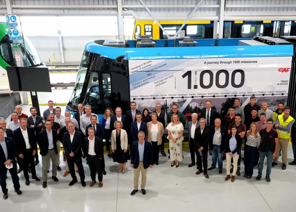 CAF celebra la salida de fábrica del tranvía número 1.000 de UrbosCAF