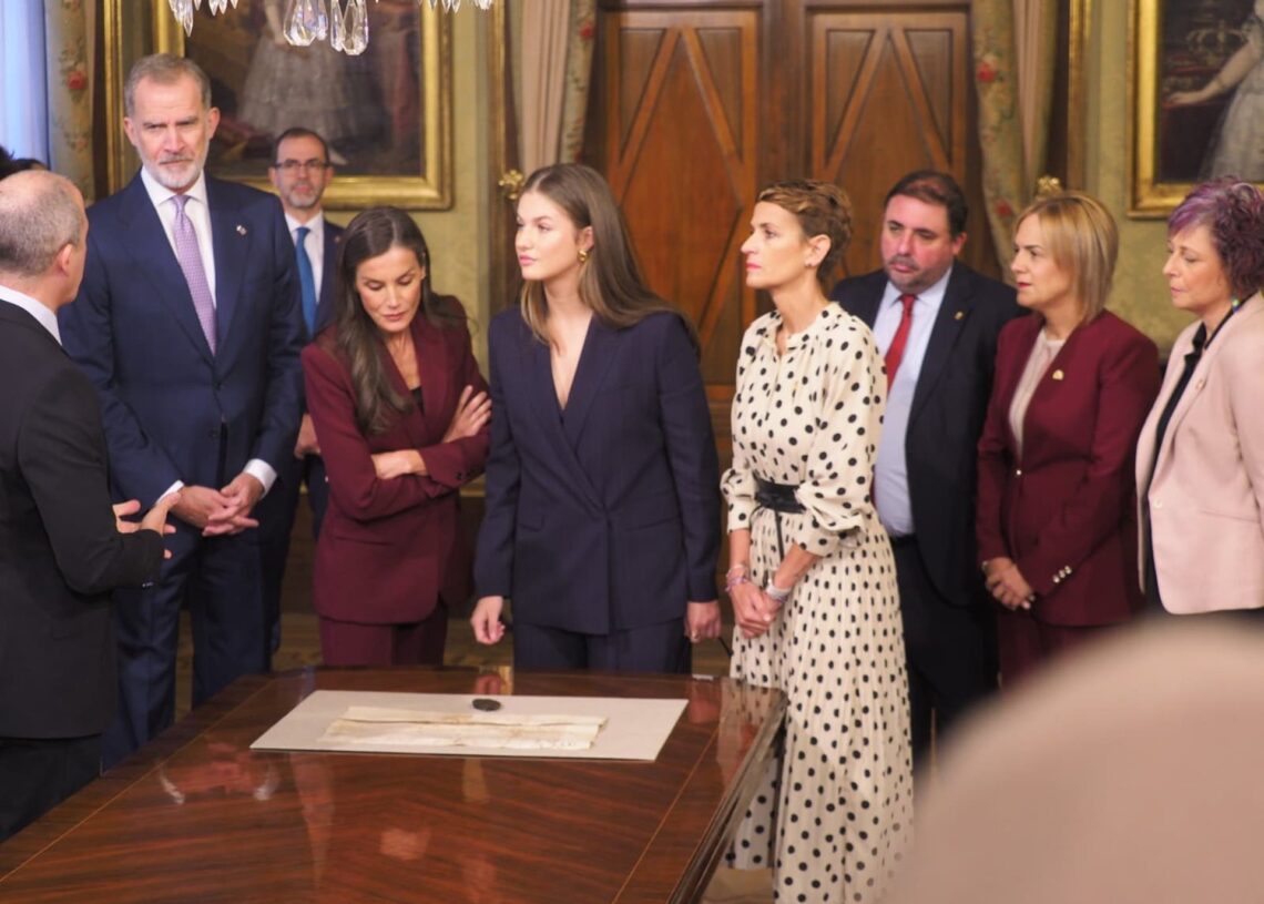 Los Reyes Felipe y Letizia y la Princesa Leonor, junto con la presidenta del Gobierno de Navarra, María Chivite, en su visita al Palacio de Navarra, donde han conocido el documento de creación del Principado de Viana.EDUARDO SANZ-EUROPA PRESS