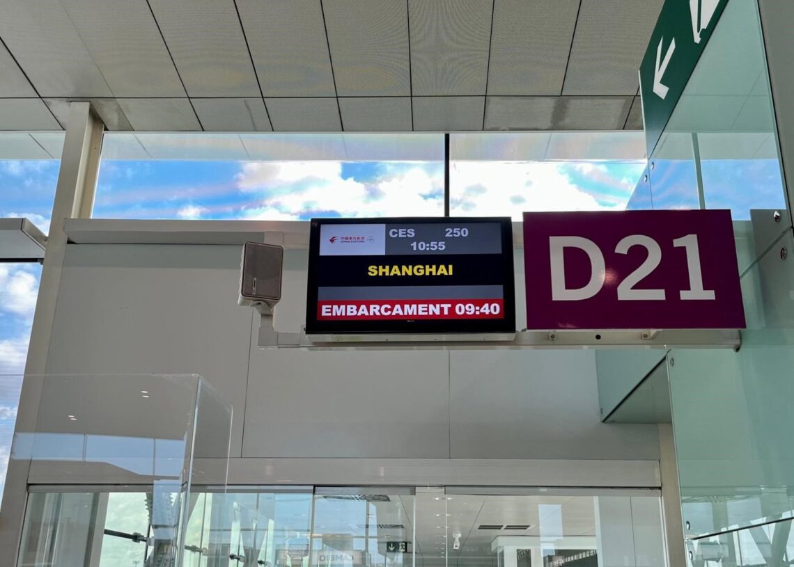 Pantalla con vuelo directo a Shanghái con motivo del acto de inauguración de la ruta directa entre Barcelona-Shanghái, por la aerolínea China Eastern, en el Aeropuerto de BarcelonaEUROPA PRESS