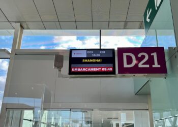 Pantalla con vuelo directo a Shanghái con motivo del acto de inauguración de la ruta directa entre Barcelona-Shanghái, por la aerolínea China Eastern, en el Aeropuerto de BarcelonaEUROPA PRESS