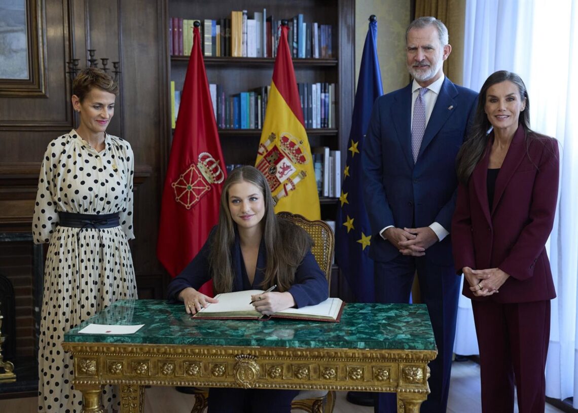 La Princesa Leonor firma en el Libro de Oro del Palacio de Navarra, en presencia de Sus Majestades y la Presidenta Chivite.UNAI BEROIZ