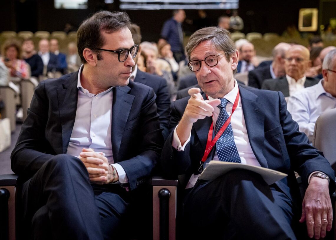 El ministro de Economía, Comercio y Empresa, Carlos Cuerpo (i), y el Presidente del Patronato de Fedea, José Ignacio Goirigolzarri (d), durante la primera jornada de la 'Conferencia 40 años de Fedea: los retos de la economía española', en la Fundación RamA. Pérez Meca - Europa Press