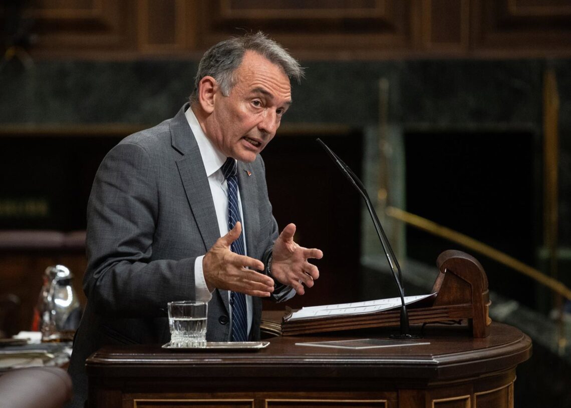 Archivo - El diputado de Sumar Enrique Santiago, interviene durante un pleno en el Congreso de los Diputados, a 19 de noviembre de 2024, en Madrid (España).Alejandro Martínez Vélez - Europa Press - Archivo