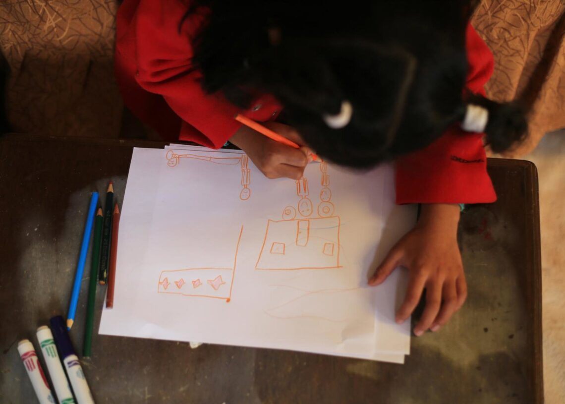 Archivo - Imagen de archivo de una niña boliviana dibujando. Europa Press/Contacto/Xinhua - Archivo