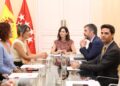 (I-D) La portavoz de Más Madrid en la Asamblea, Manuela Bergerot; la presidenta de la Comunidad de Madrid, Isabel Díaz Ayuso y el consejero de la Presidencia, Miguel Ángel García, durante una reunión en la Real Casa de CorreosMarta Fernández - Europa Press