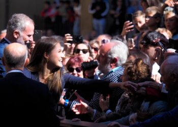 La Princesa Leonor, junto al Rey Felipe VI, este viernes durante su visita a la localidad de Viana, que da título al Principado de Viana.EDUARDO SANZ-EUROPA PRESS