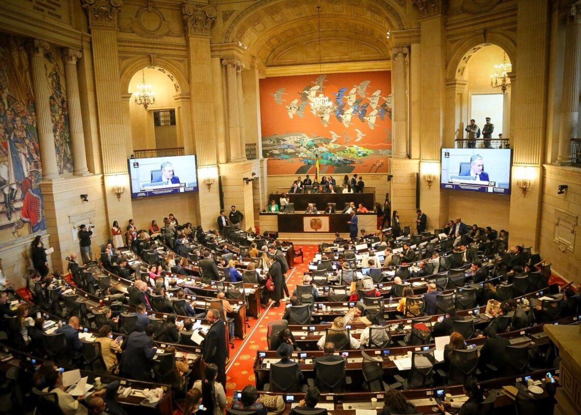 El Congreso de Colombia aprueba el Presupuesto General del 2026, pero reduce el total en 2.000 millones.SENADO DE COLOMBIA