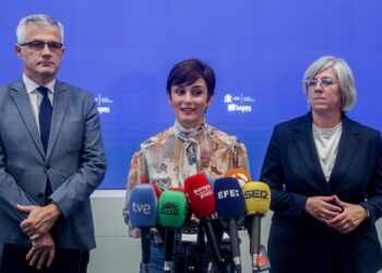 Archivo - La ministra de Vivienda y Agenda Urbana, Isabel Rodríguez (c), el secretario de Estado de Vivienda y Agenda Urbana, David Lucas (1i), y la directora general de SEPES, Leire Iglesias (1d). Ricardo Rubio - Europa Press - Archivo