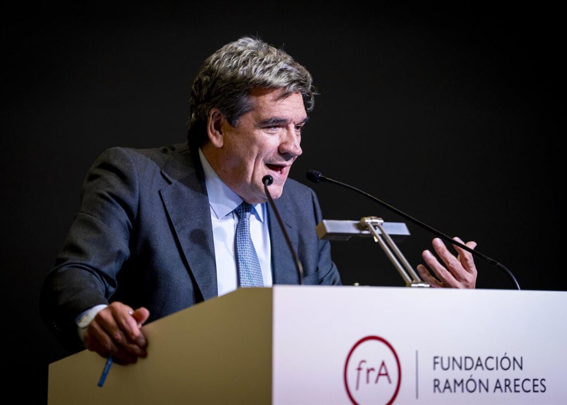 El gobernador del Banco de España, José Luis Escrivá, durante la primera jornada de la 'Conferencia 40 años de Fedea: los retos de la economía española', en la Fundación Ramón Areces, a 26 de septiembre de 2025, en Madrid (España). Con motivo de su 40º anA. Pérez Meca - Europa Press
