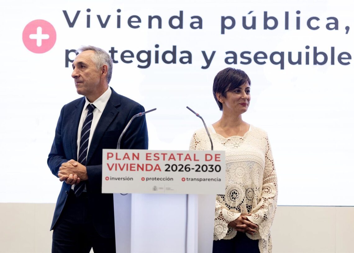 El presidente de la Asociación Española de Gestores Públicos de Vivienda y Suelo (AVS), José María López Cerezo y la ministra de Vivienda y Agenda Urbana, Isabel Rodríguez, durante una rueda de prensa.Eduardo Parra - Europa Press