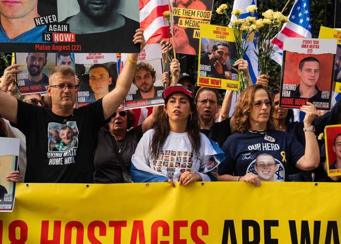 Manifestantes, entre ellos la superviviente y exrehén Ilana Gritzewsky, y familiares de rehenes protestan frente a la sede de la ONU durante el discurso de NetanyahuEuropa Press/Contacto/Yoav Ginsburg