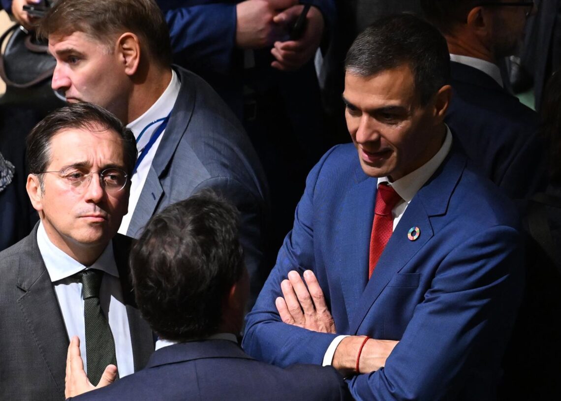 El presidente del Gobierno, Pedro Sánchez (d), y el ministro de Asuntos Exteriores, Unión Europea y Cooperación (i) durante la sesión de apertura del Debate General del 80º período de sesiones de la Asamblea General de Naciones UnidasPool Moncloa/Borja Puig de la Bellacasa