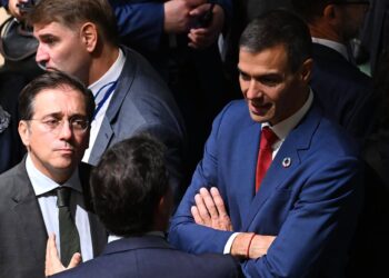 El presidente del Gobierno, Pedro Sánchez (d), y el ministro de Asuntos Exteriores, Unión Europea y Cooperación (i) durante la sesión de apertura del Debate General del 80º período de sesiones de la Asamblea General de Naciones UnidasPool Moncloa/Borja Puig de la Bellacasa