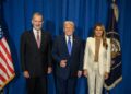 El Rey Felipe VI (i) y el presidente de EEUU, Donald Trump (c), durante su encuentro en Nueva York, Estados Unidos.Casa Blanca