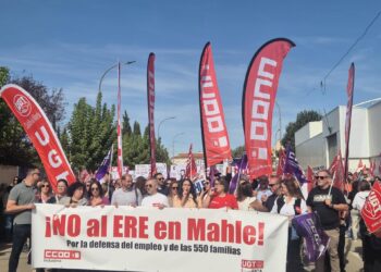 CCOO y UGT arropan a la plantilla de Mahle y al pueblo de Motilla del Palancar en su primera manifestación contra el ERE.CCOO