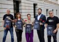 Los diputados de EH Bildu, encebezados por su portavoz, Mertxe Aizpurua, con un cartel en memoria de los miembros de ETA fusilados en el franquismo, Juan Paredes, 'Txiki' y Ángel OtaegiEH BILDU