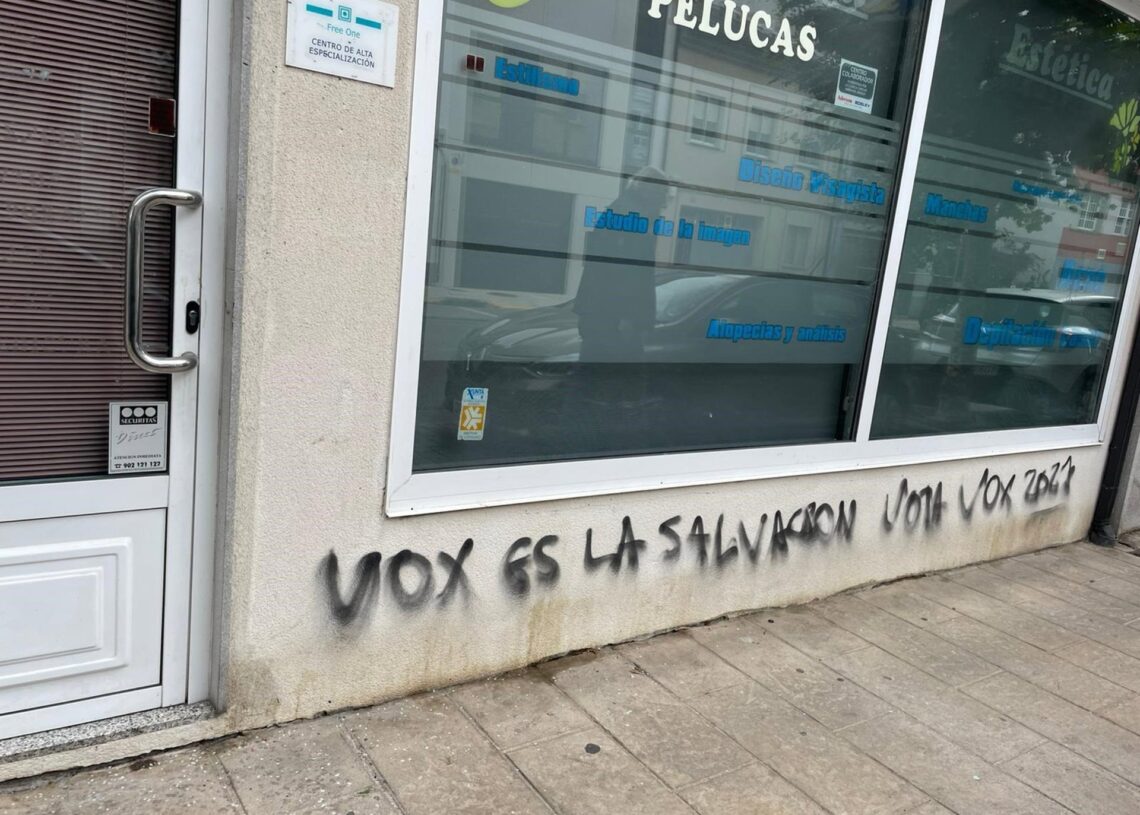 Pintada en el edificio de la sede provincial del PSOE de LugoPSOE