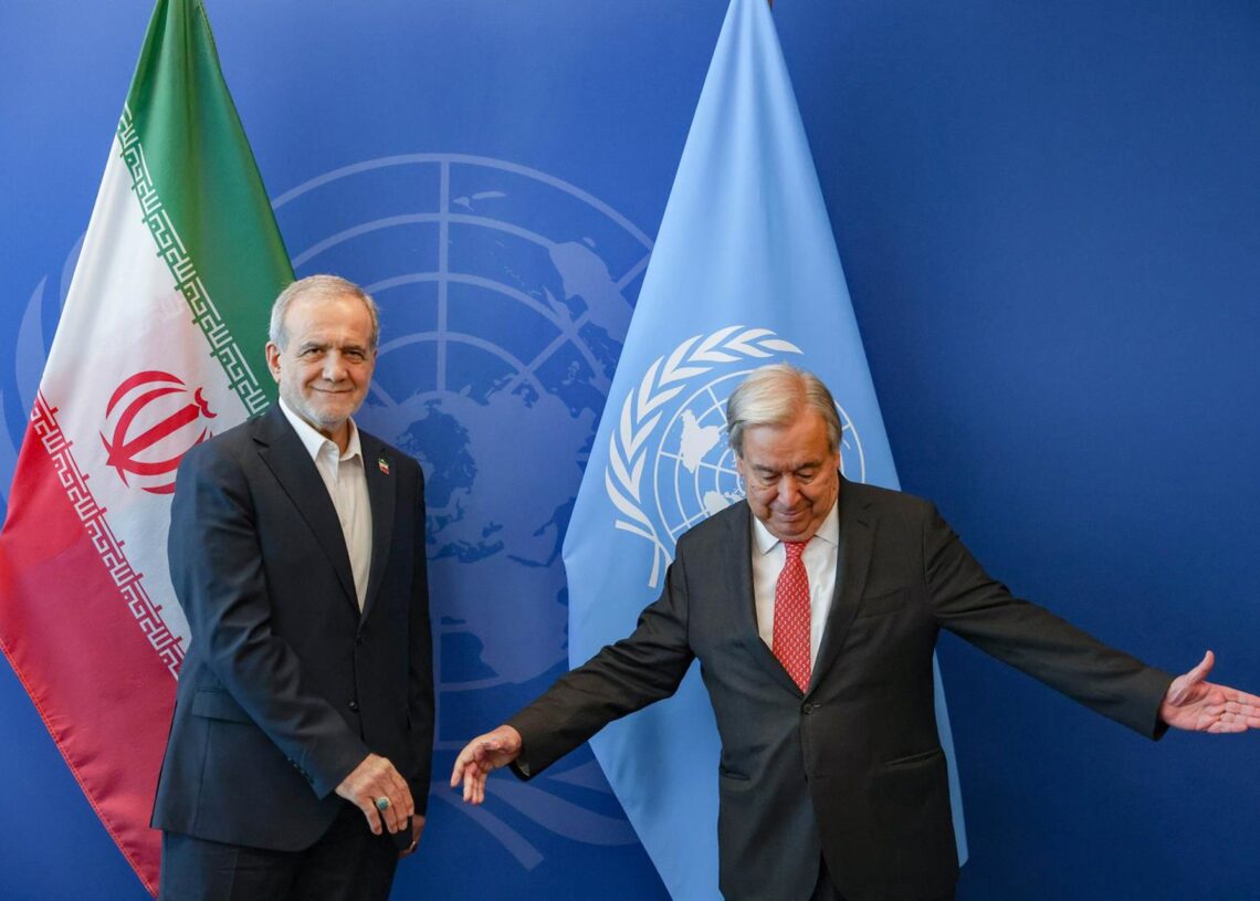 El presidente de Irán, Masud Pezeshkian, junto con el secretario general de ONU, António Guterres.Europa Press/Contacto/Bianca Otero