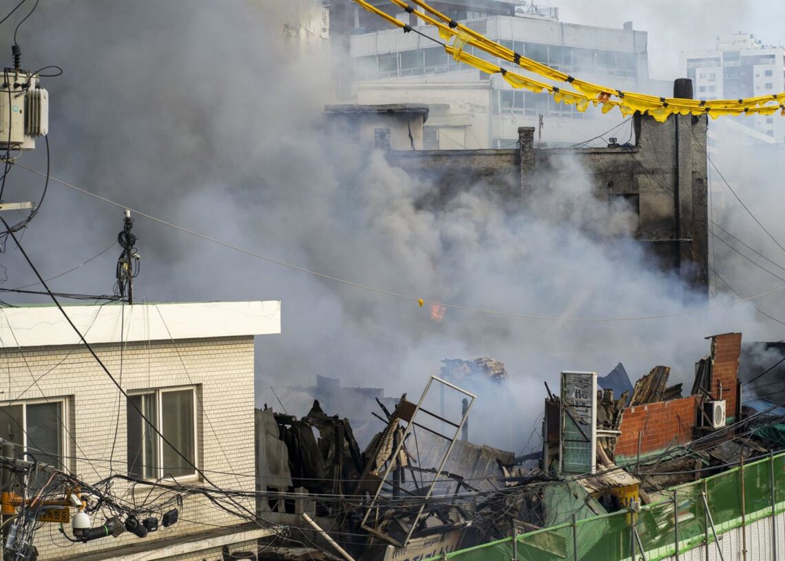 Archivo - Incendio en un edificio de Seúl (archivo).Europa Press/Contacto/Suh Jeen Moon - Archivo