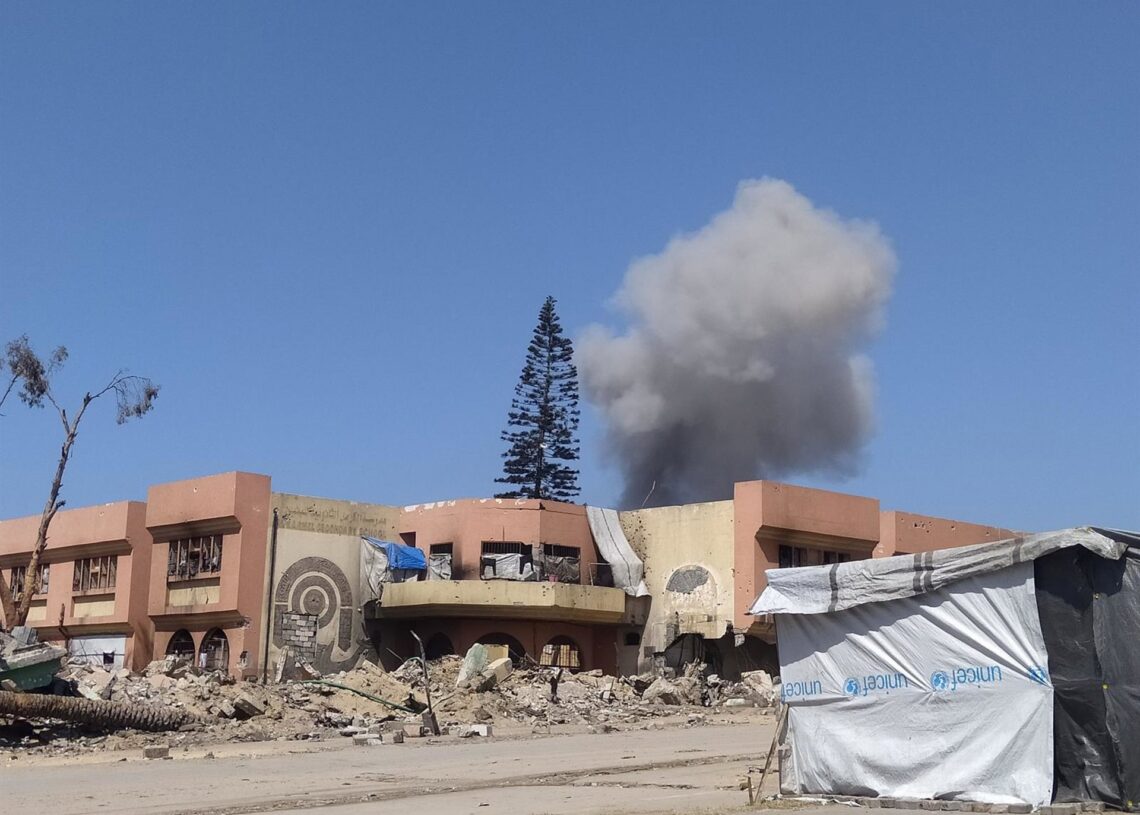 Columna de humo que sale de un edificio del centro de la Franja de GazaEuropa Press/Contacto/Hashem Zimmo