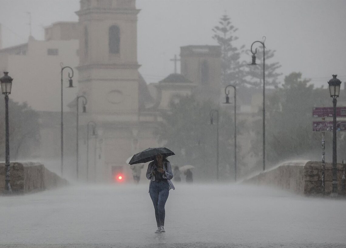 Archivo - Una persona camina con un paraguas bajo la lluvia, a 15 de septiembre de 2023, en ValènciaRober Solsona - Europa Press - Archivo