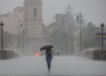 Archivo - Una persona camina con un paraguas bajo la lluvia, a 15 de septiembre de 2023, en ValènciaRober Solsona - Europa Press - Archivo
