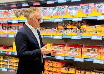 Ferrán Figueras, Chief Financial Officer (CFO) de Lidl GB, en una tienda en EdimburgoGIOVANNI RICCO/LIDL