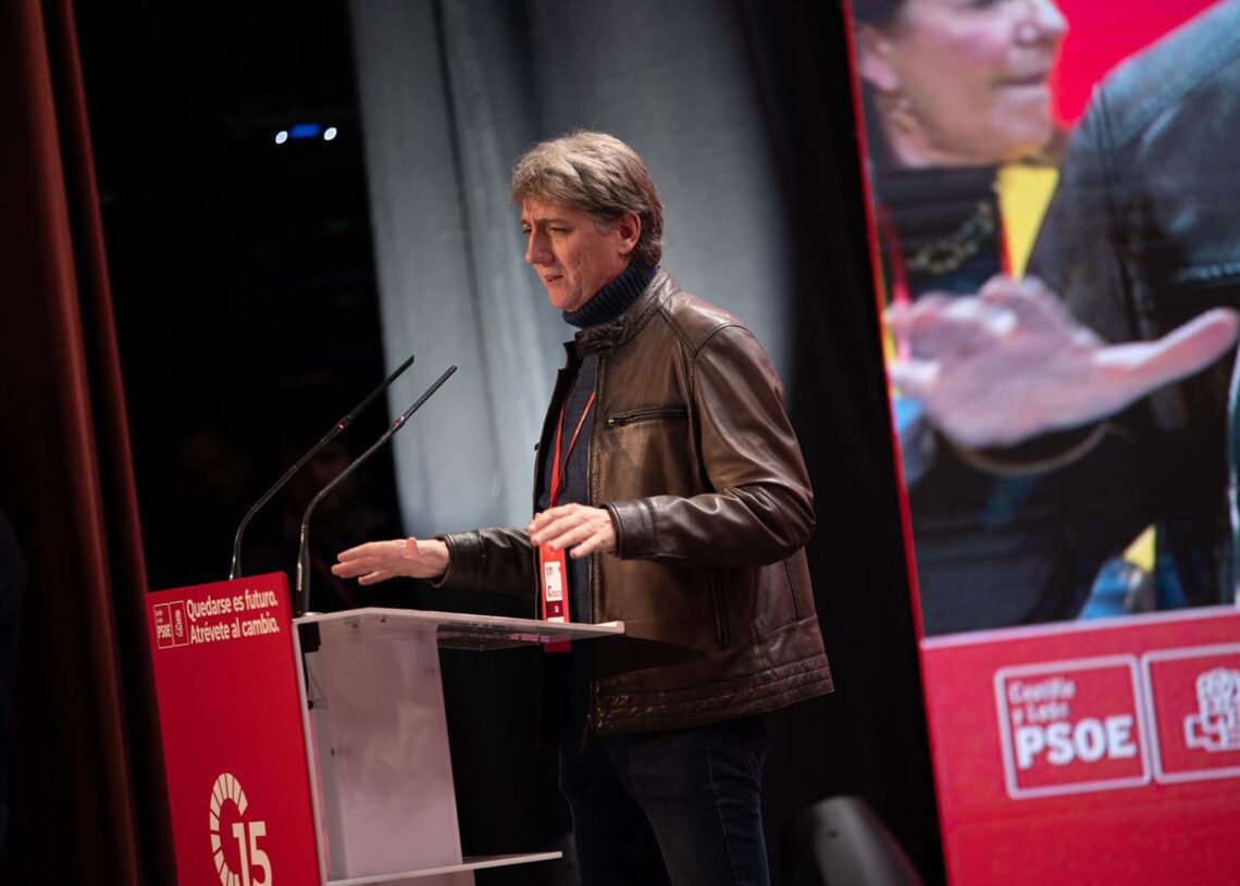 Archivo - El secretario general del PSOE de Castilla y León, Carlos Martínez, interviene durante la inauguración del 15º Congreso Socialista de Castilla y León, en el Teatro Ortega, a 22 de febrero de 2025, en Palencia.Isa Saiz - Europa Press - Archivo