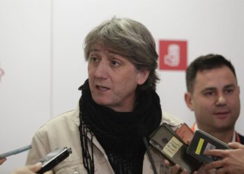 Archivo - El secretario general del PSOECyL, Carlos Martínez, atiende a los medios de comunicación durante la clausura del Congreso provincial del PSOE de León, en la Escuela de Ingeniería Agraria de la Universidad de León (ULE)Fernando Otero - Europa Press - Archivo