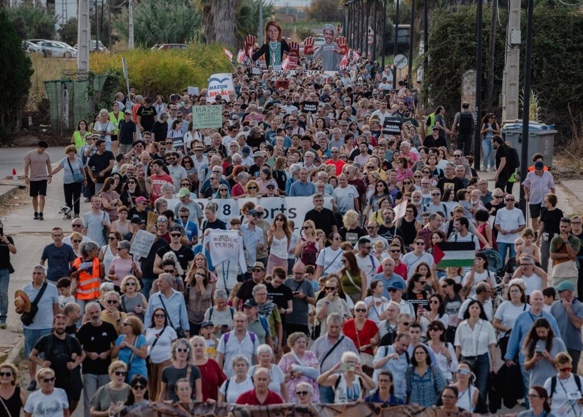 Varias personas durante una manifestación para pedir la dimisión de Mazón por la gestión de la dana, a 28 de octubre de 2025, en Paiporta (Valencia).Jorge Gil - Europa Press