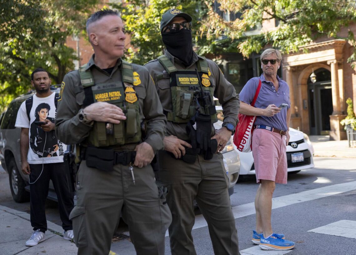 El jefe de la Patrulla Fronteriza de EEUU, Gregory Bovino, marcha junto a otros agentes federales por el centro de Chicago en las redadas anti-inmigración ordenadas por el presidente Donald TrumpEuropa Press/Contacto/Brian Cassella