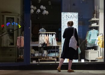 Archivo - Una mujer observa el escaparate de una tiendaCésar Arxina - Europa Press - Archivo