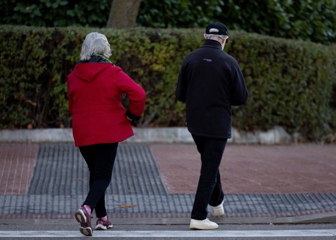 (Foto de ARCHIVO) Dos personas caminan, a 26 de diciembre de 2024, en Madrid (España)EDUARDO PARRA / EUROPA PRESS