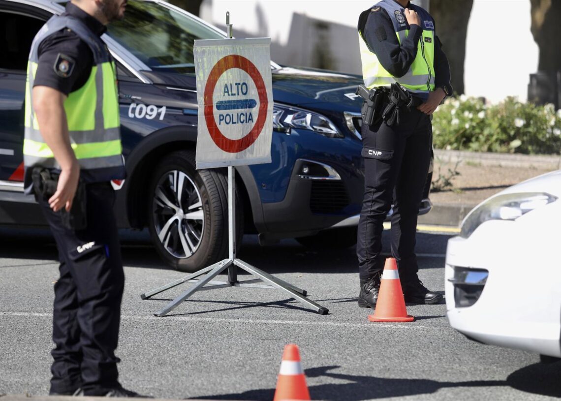 Archivo - Varios agentes de la Policía Nacional durante un control policial Javi Colmenero - Europa Press - Archivo