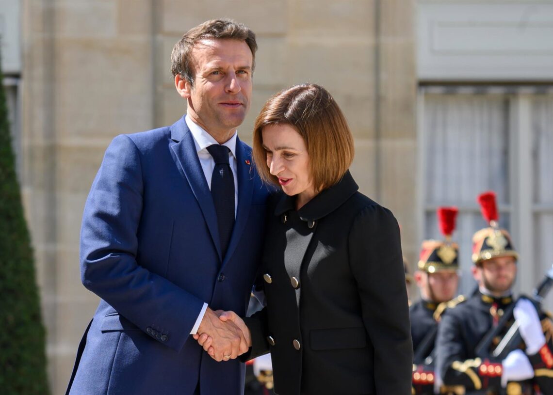 Archivo - Los presidentes de Francia, Emmanuel Macron, y de Moldavia, Maia Sandu.Europa Press/Contacto/Julien Mattia - Archivo