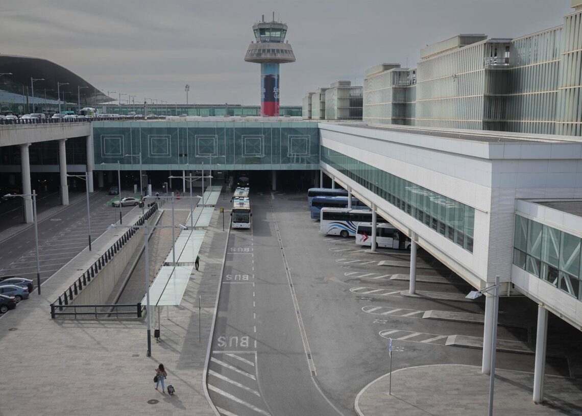 Espacio en el que se ubicarán los viales tras las obras para avanzar la fachada de la T1 del aeropuerto de Barcelona-El Prat.DAVID ZORRAKINO - EUROPA PRESS