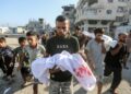 Palestinos trasladan los restos de varias personas muertas a causa de un bombardeo ejecutado por el Ejército de Israel contra la ciudad de Gaza, en el norte de la Franja de Gaza (archivo)Europa Press/Contacto/Omar Ashtawy
