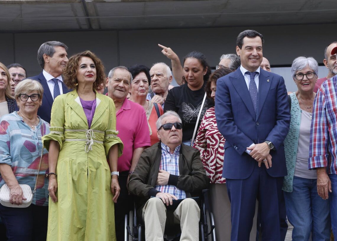 El presidente de la Junta de Andalucía, Juanma Moreno, preside el acto de entrega de llaves de la segunda fase de los alojamientos Sama Naharro para mayores, con la asistencia de la vicepresidenta del Gobierno, María Jesús Montero.MADERO CUBERO/EUROPA PRESS